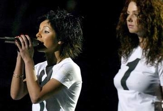 「t.A.T.u.」ユーリャ、超ミニ丈コーデ＆髪をアップにして色気ダダ漏れ　両腕＆おなかにはタトゥーが