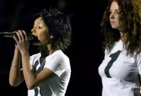 「t.A.T.u.」ユーリャ、超ミニ丈コーデ＆髪をアップにして色気ダダ漏れ　両腕＆おなかにはタトゥーが