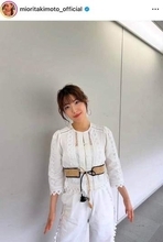 瀧本美織、鮮やか青緑ノースリワンピで...背中のぞかせドキっ　すらり神スタイルの美貌ショット
