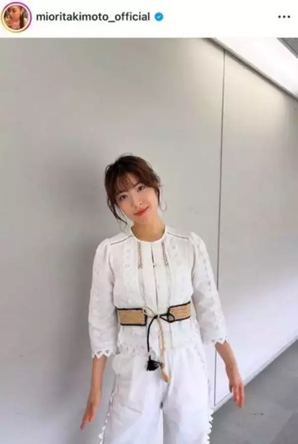 瀧本美織、鮮やか青緑ノースリワンピで...背中のぞかせドキっ　すらり神スタイルの美貌ショット