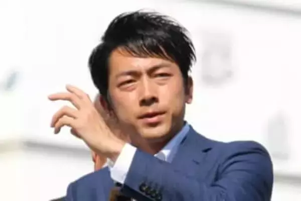 「色気ダダ漏れ」「日本人の誇り」小泉防衛相、海外オフショが絶賛の嵐　黒コート姿で「どこの俳優かと」