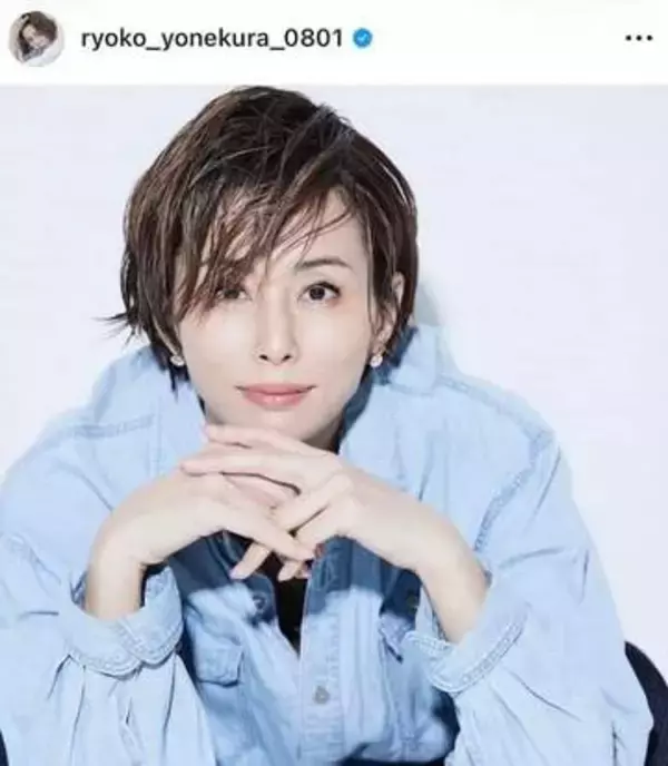 米倉涼子、ノースリワンピでヘアメイク中ショット...モノクロで幻想的　「映画のワンシーンをみてるよう」