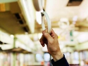 電車内で大きく足を広げ、周囲に無関心の男性...高齢女性が通れずヒヤリ　学生のスマートすぎる対応に感心