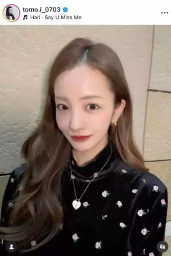 板野友美、脚ほそっミニスカ×黒タイツのコーデで...カワイイがダダ漏れショット　髪結んでるところパシャリ