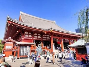 コスプレ外国人らが「模造刀」チャンバラ、「危険」と批判続出　境内使われた浅草寺の対応は