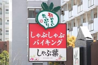しゃぶ葉の配膳ロボで「横取り」問題再燃　他の客の商品を取ると音声通知、運営元が全店導入へ