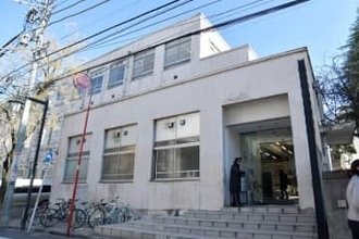 吉本興業東京本部に「誰も開けて中を見た事が無い扉」　スリムクラブ真栄田の疑問に回答続々