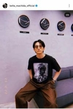 町田啓太、ワイルド風貌に激変...「イカつい！！」「ヤバすぎ」金髪＆組んだ腕に注目　ドラマのオフショット