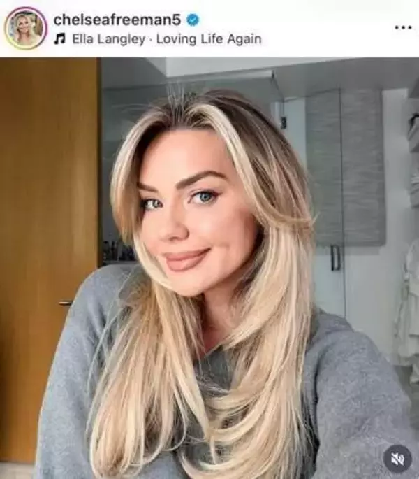 ドジャース・フリーマンの美人妻、ヘソ出しコーデですらり神スタイルの美貌　白タンクトップに赤パンツあわせて