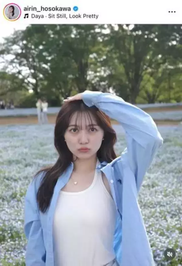 父親はプロ野球SBのコーチ...細川愛倫、ヘソ出し＆サングラス頭にのせてプラべショット　「かわいいー！！」