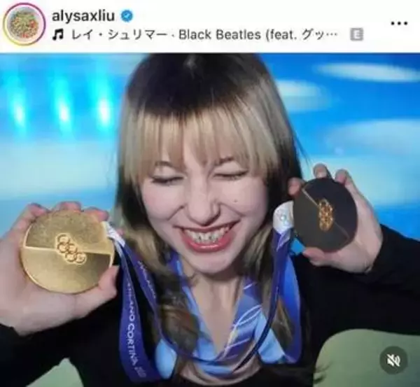 アリサ・リュウ、レトロな雰囲気の肩出しオレンジ色ノースリワンピで　雰囲気変わって「激カワ」ショット