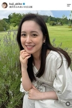 夫はNBAでもプレー...元フジアナ久慈暁子、真っ赤なトップス姿に　愛娘と笑顔の2ショット
