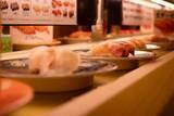 「回転寿司大手3社に静かな苦境...売上増だが、利益は伸び悩み　差別化＆エンタメ要素で集客強化」の画像1