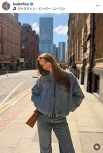 サッカー・ハーランドの美女モデル恋人、ショーパン×ノルウェー代表ユニ姿　スタジアムに女神降臨ショット