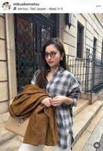 サッカー堂安律の美人妻・明松美玖、シンプル私服コーデも「激カワ」サングラス頭にのせて　「本当にかわいい」