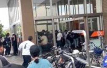 行列崩れて一気に店内へ走り...ワンピースカードゲーム店、危険行為の動画が波紋　「販売予定ない商品」で人集まる？