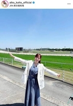皆藤愛子アナ、デニムの膝上ミニ×ノースリニットで色気にドキっ　「超絶美しく可愛い」「女子大生かと思った」
