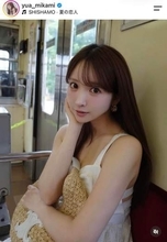 三上悠亜、ドット柄ミニワンピ姿で...ベッドで脚組み色気ダダ漏れ　33歳バースデーショットが「可愛い過ぎ」