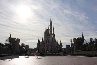 値上げディズニーの「オワコン化」が始まった　「子ども200万人減」の裏で増える40代以上の来園者