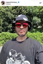 短髪になって雰囲気激変！長瀬智也、真剣表情でバイクにまたがり...ガソリンタンク「ガン見」ショット