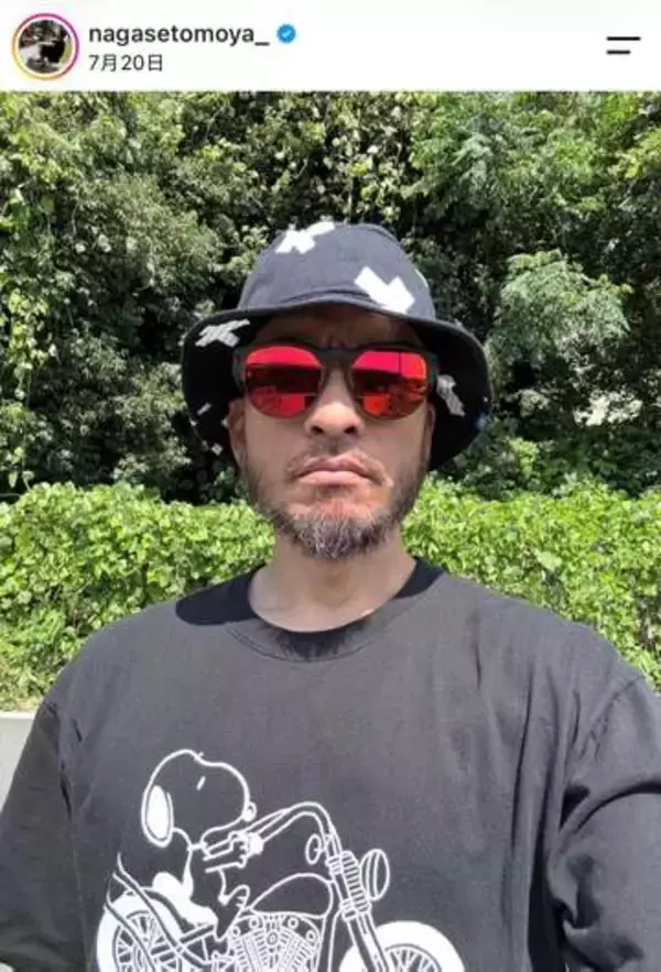 短髪になって雰囲気激変！長瀬智也、真剣表情でバイクにまたがり...ガソリンタンク「ガン見」ショット