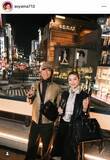 「観月ありさ＆青山光司、夜景をバックに...ステキ夫婦2ショットに反響　「ステキ」「おしゃれ」」の画像1