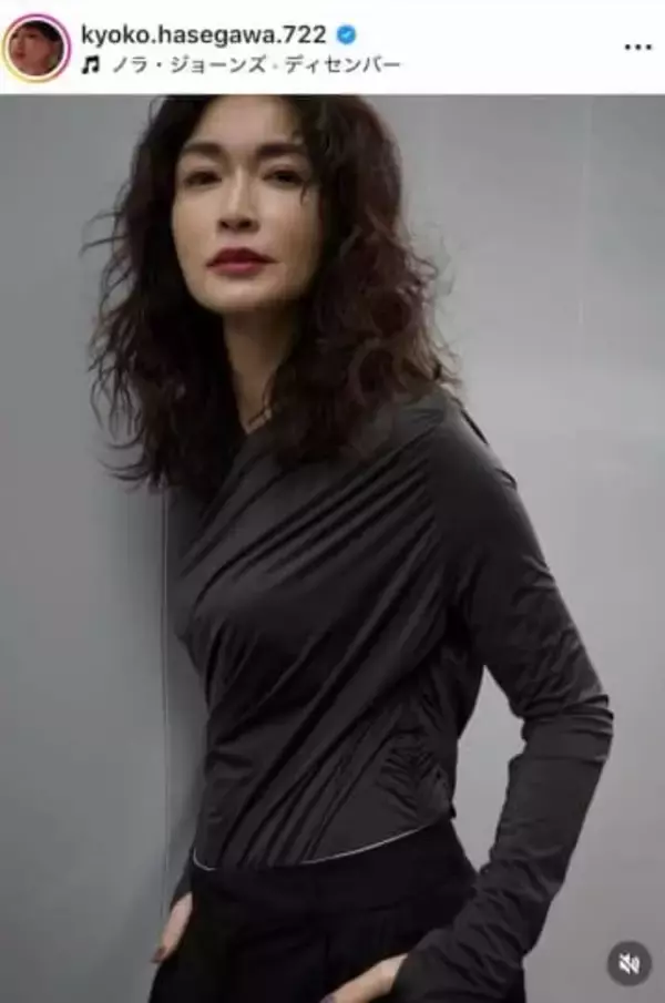 長谷川京子、タンクトップ姿で朝からピラティスに集中...美しいポージング　「素敵すぎ」美ボディ炸裂