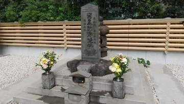 平将門の首塚で石碑によじ登る迷惑配信　所属団体から脱退処分、まさかの「999年BAN」