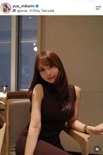 三上悠亜、ゆるふわミニワンピで可愛さ限界突破！　スイーツに囲まれて見せた姿