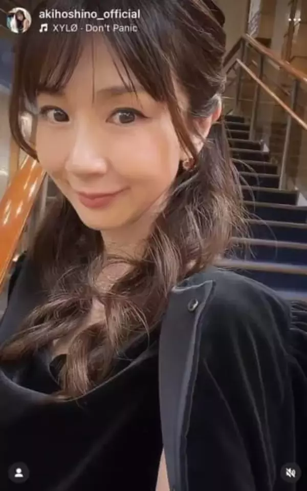 ほしのあき、たっぷりフリルの白ミニ丈ワンピ×ブーツのコーデで　「可愛いすぎます」色気にドキっ