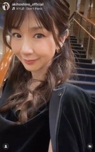 ほしのあき、たっぷりフリルの白ミニ丈ワンピ×ブーツのコーデで　「可愛いすぎます」色気にドキっ