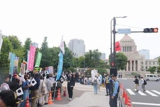 国会前で「オタクによる反戦デモ」開催...「声を上げれば政治は動く」　漫画制作、水彩スケッチ...参加形式の多様化も