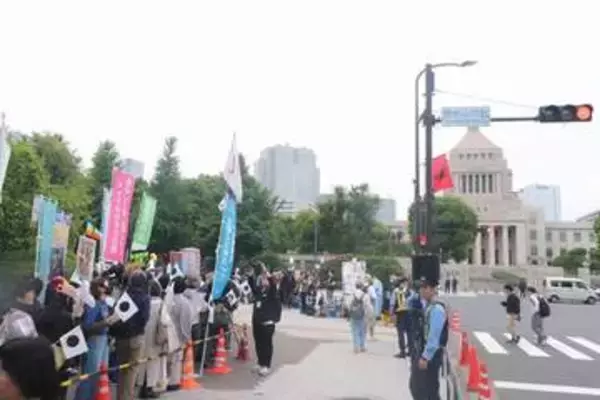 国会前で「オタクによる反戦デモ」開催...「声を上げれば政治は動く」　漫画制作、水彩スケッチ...参加形式の多様化も