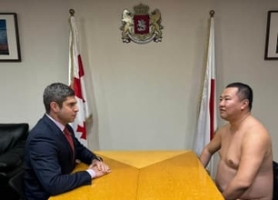 とにかく明るい安村、ジョージア大使を表敬訪問　もし全裸なら「強い懸念」...おなじみ「はいてますよ」宣言で「一定程度の理解」表明