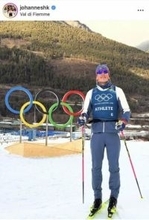 「ノルウェーの英雄」クロカン絶対王者・クレボ、3つの金メダルを丁寧に並べ...喜び炸裂ショット