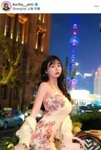 人気インフルエンサー・くりえみ、ボルドーのドレス姿...上海の夜景をバックに　「可愛すぎ」「凄く綺麗」