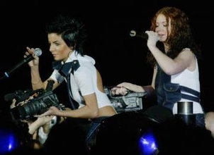 一世を風靡した「t.A.T.u.」ユーリャ、深めスリット入り黒ドレスで色気ダダ漏れ　黒髪ショートの頃と雰囲気変わって