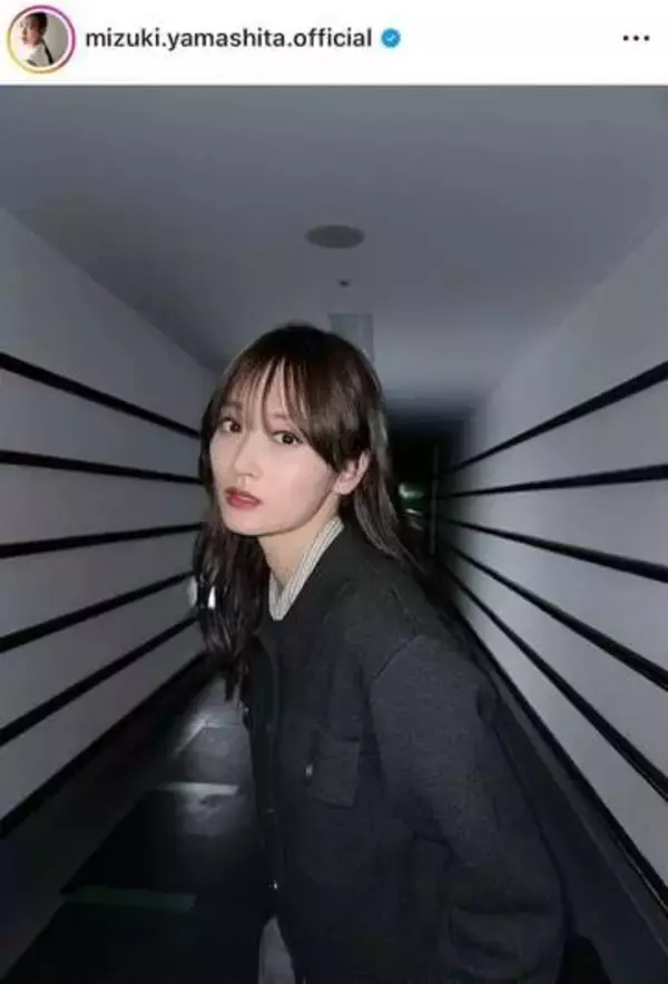 「山下美月、膝上ミニスカ×ハイソ×肩出しノースリの春服コーデ　すらりスタイルでかわいさ限界突破」の画像