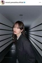 山下美月、膝上ミニスカ×ハイソ×肩出しノースリの春服コーデ　すらりスタイルでかわいさ限界突破