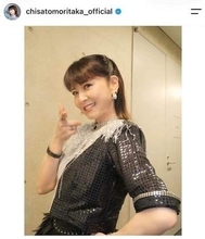 森高千里、膝上シルバーのミニスカ衣装で...変わらぬ美貌ダダ漏れ　「可愛すぎる」「いつまでも美しい」