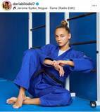 「美女柔道家「9等身」ビロディド、髪をアップに＆真っ赤なドレスで...衝撃的な美貌　キエフの夜景をバックに」の画像1