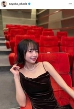 「役満ボディー」岡田紗佳、膝上ネイビーのワンショルダードレスで色気ダダ漏れ　「圧倒的な妖艶さ」