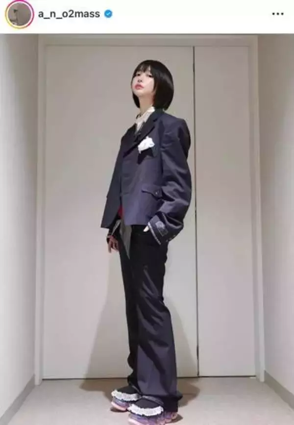 あのちゃん、タイトなミニ丈ドレス姿で...すらり神スタイル炸裂　脚をクロスさせたポージングで