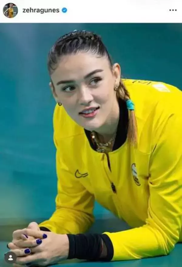 女子バレーNLで話題の美女・トルコ代表ギュネシュ、真っ赤なドレス姿で色気ダダ漏れ　ユニ姿と雰囲気変わって
