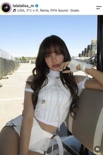 BLACKPINK・リサ、透け感オフショル黒ドレス姿で...すらり神スタイルの美貌　美しさにため息
