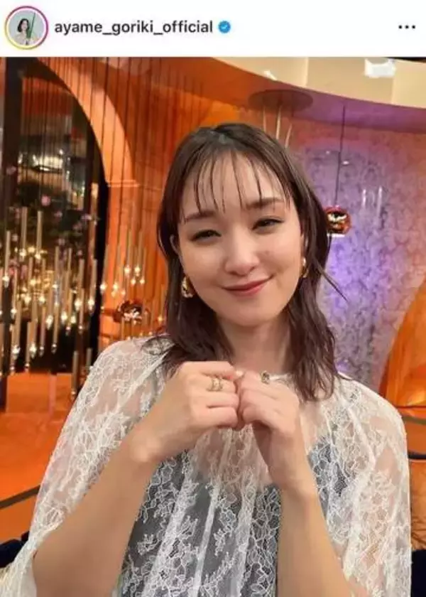 剛力彩芽、頬に両手をそえて唇とがらせ...お茶目な表情で「激カワ」　「めちゃくちゃ可愛い」「すごーく可愛い」