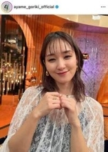 剛力彩芽、頬に両手をそえて唇とがらせ...お茶目な表情で「激カワ」　「めちゃくちゃ可愛い」「すごーく可愛い」