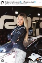 美女レーサーのリンジー・ブルワー、真っ赤なドレスで美貌ダダ漏れ...女神降臨ショット　衝撃の神スタイル