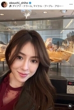 大河内志保、ミニ丈ニットワンピ×ブーツのコーデで色気ダダ漏れ　「いくつになっても綺麗」すらり神スタイル