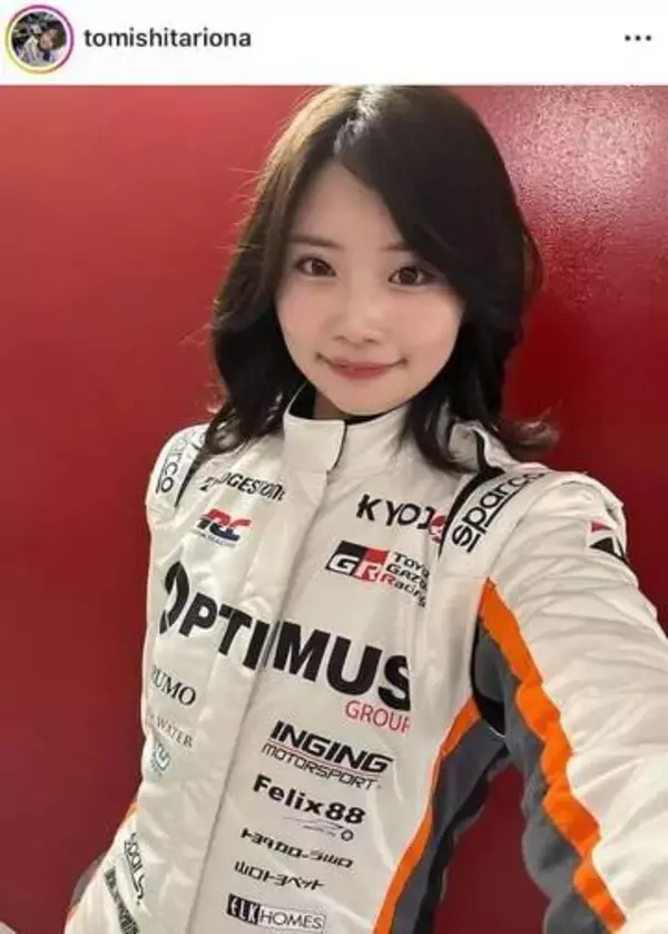 美女レーサー富下李央菜、プリーツスカートあわせた私服姿にドキっ　「アイドルかと思った」「本当ギャップが凄い」
